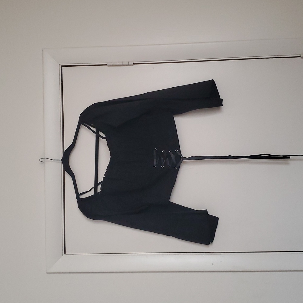 *NWT* Daisy Street Black Cold-shoulder Long Sleeve Crop Top